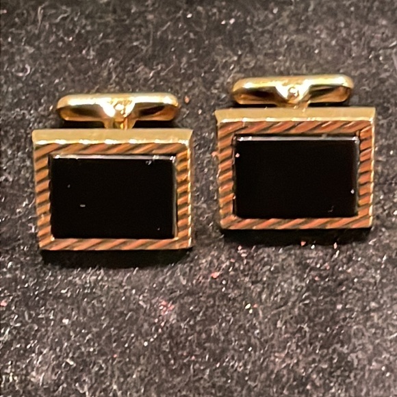 Vintage-1950s--rectangular gold tone black onyx single bar toggle cuff links - Picture 3 of 15